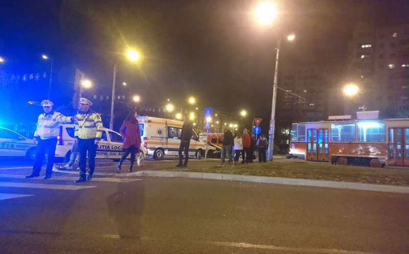 Accident la Calvaria. Pasageri răniți după ce un taxi a tăiat calea unui tramvai