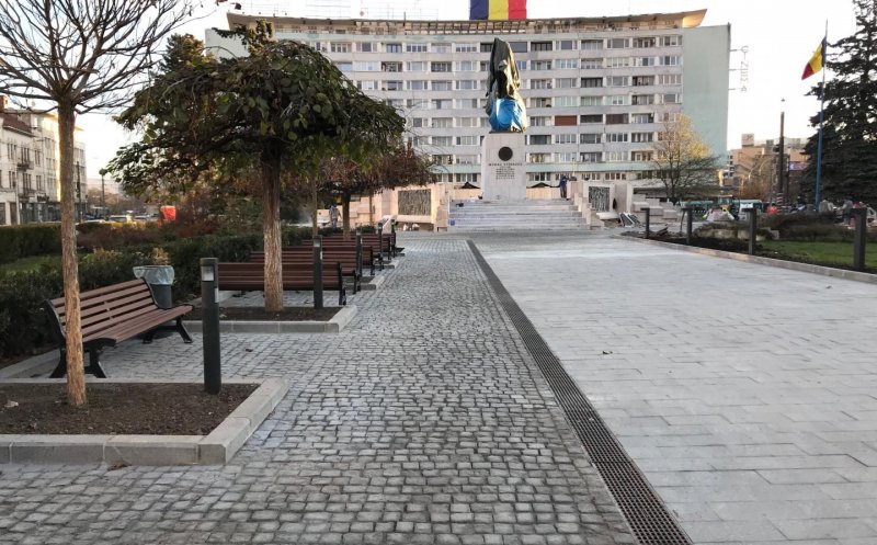 Lucrările la piaţă sunt gata. De ce e încă acoperită statuia lui Mihai Viteazu