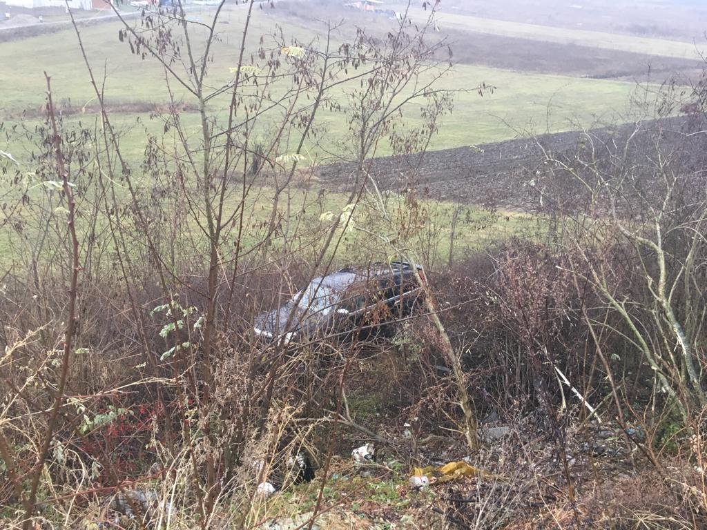 S-a răsturnat cu maşina.  Avea vizeză