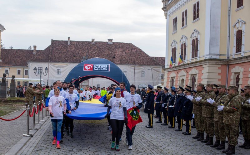 Maraton "100 de ani -100 de km" | Drapel uriaş, purtat pe ultimii kilometri între Cluj și Alba-Iulia