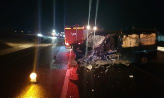 Dezastru la Cluj. Trei răniți după un accident cu o dubă și o mașină cu rulotă. Șoferul vinovat, mort de beat