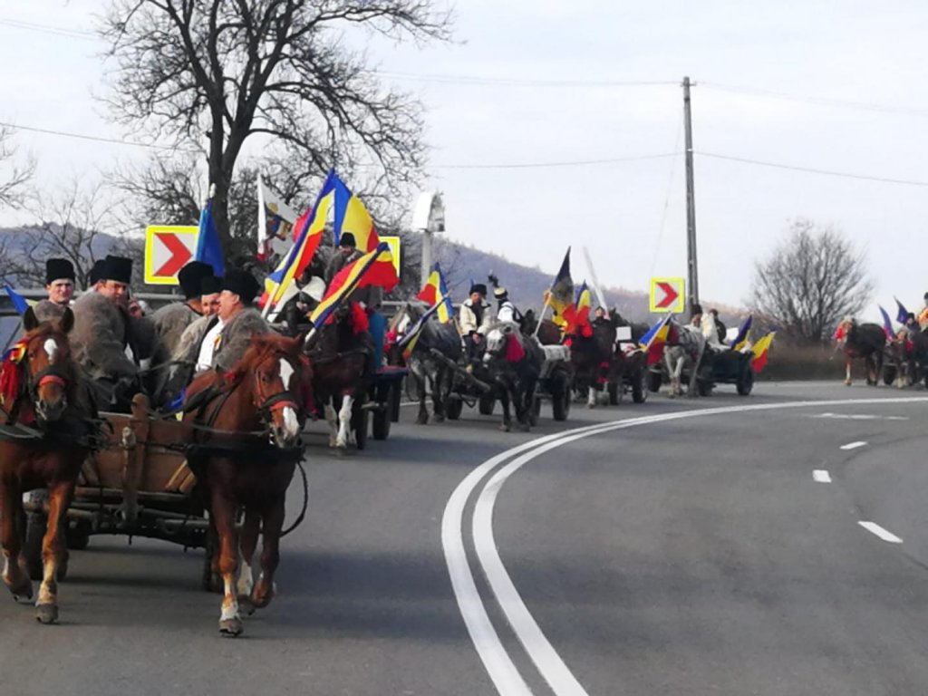 CENTENAR. Căruţele care refac Drumul Unirii, aproape de Cluj-Napoca