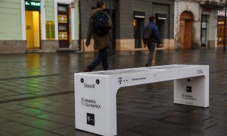Piață "smart" în centrul Clujului. Poți să îți încarci telefonul wireless, direct de la mobilierul stradal, cu energie solară