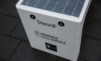 Piață "smart" în centrul Clujului. Poți să îți încarci telefonul wireless, direct de la mobilierul stradal, cu energie solară
