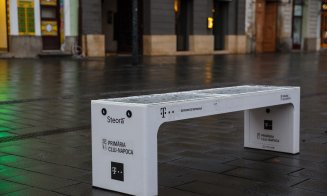 Piață "smart" în centrul Clujului. Poți să îți încarci telefonul wireless, direct de la mobilierul stradal, cu energie solară