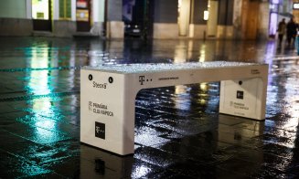 Piață "smart" în centrul Clujului. Poți să îți încarci telefonul wireless, direct de la mobilierul stradal, cu energie solară