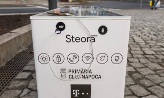 Piață "smart" în centrul Clujului. Poți să îți încarci telefonul wireless, direct de la mobilierul stradal, cu energie solară