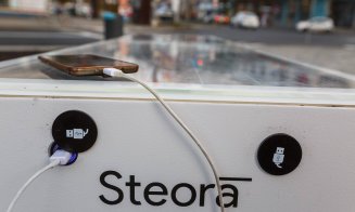 Piață "smart" în centrul Clujului. Poți să îți încarci telefonul wireless, direct de la mobilierul stradal, cu energie solară