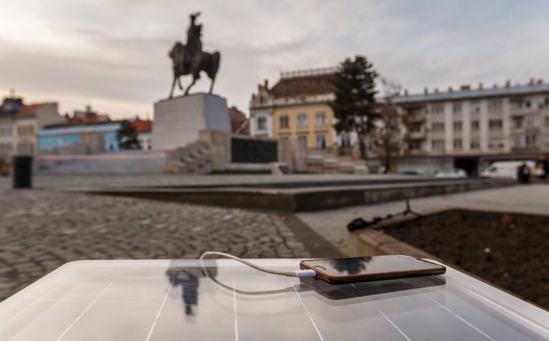 Piață "smart" în centrul Clujului. Poți să îți încarci telefonul wireless, direct de la mobilierul stradal, cu energie solară