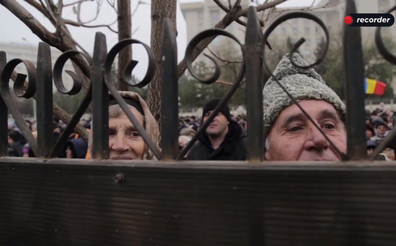 Aftermovie "Catedrala umilirii neamului". Enoriaşii în frig afară, preoţii cu bolizii până la trepte