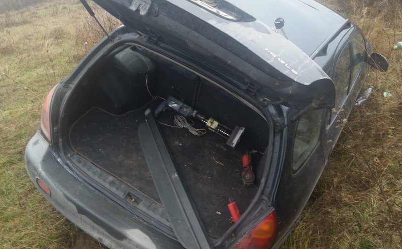Ca-n filme. Hoţi cu portbagajul plin, prinşi în câmp după ce au încercat să scape de poliţie