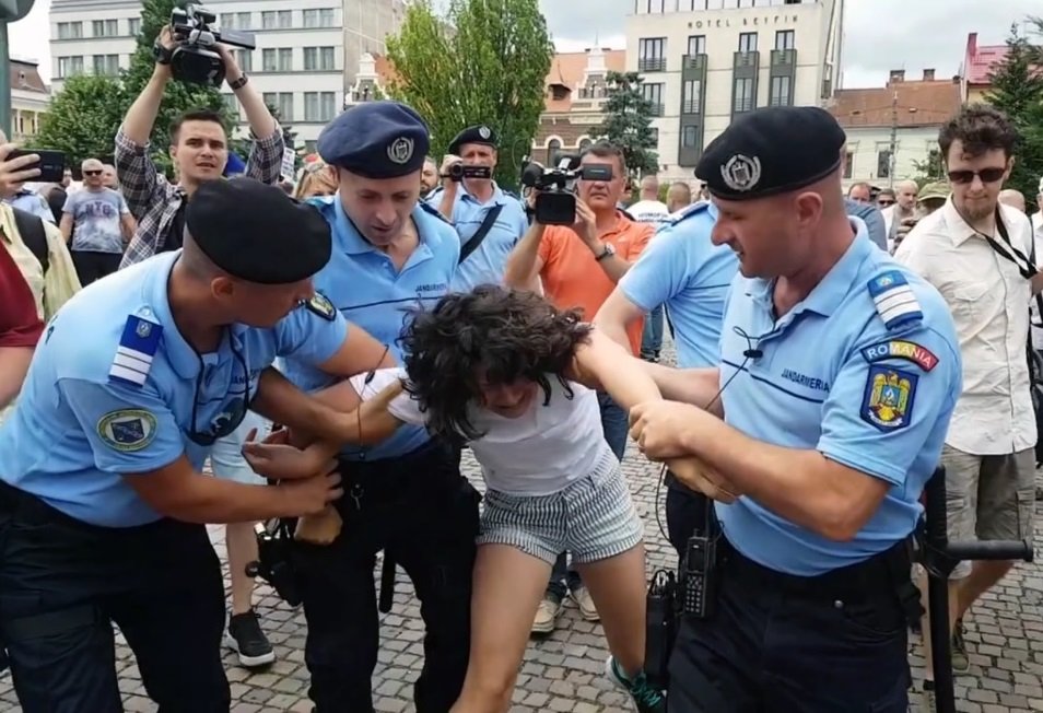 Actriţa luată pe sus la un protest în anti-Pride pierde procesul cu Jandarmeria