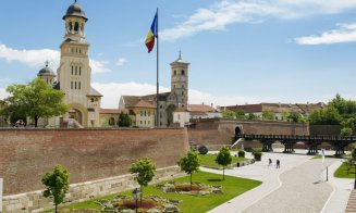 CENTENAR. Atenţie dacă plecaţi la Alba Iulia! Acces auto limitat total la intrărileîn oraş, vizitatorii sunt preluaţi de autobuze