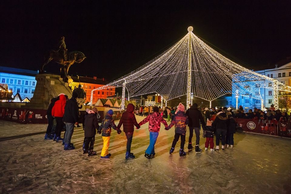 CENTENAR. Clujenii au încins Hora Unirii pe patinoar