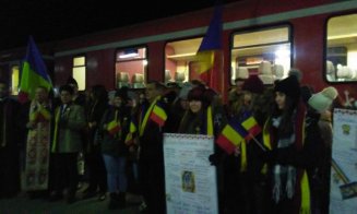 CENTENAR. Elevi şi profesori din Cluj, îmbarcaţi în "trenul Unirii" spre Alba
