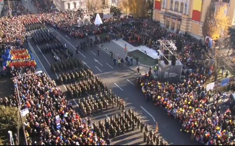 CENTENAR. Parada militară din Piaţa Avram Iancu, încheiată cu artificii de zi