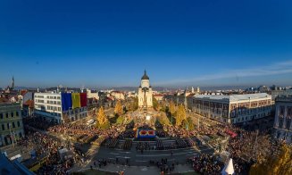 CENTENAR. Mii de oameni la parada militară de la Cluj-Napoca. Artificii de zi şi spectacol istoric