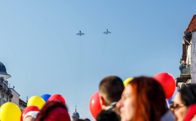 CENTENAR. "La mulţi ani, România!" din MIG