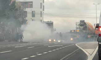 Spirit civic la Cluj. Maşină în flăcări, stinsă de şoferii unor betoniere
