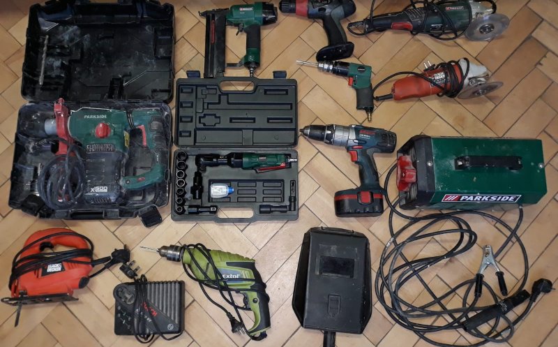 Hoţii "meşteri", prinşi de poliţişti. Au luat cu "împrumut" flexuri şi mașini de găurit de 6.000 de lei