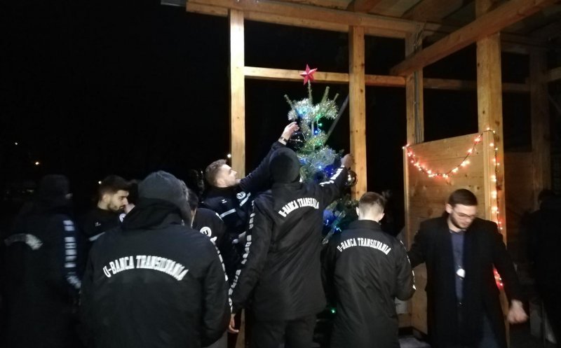 Baschetbaliștii și fotbaliștii de la “U” au împodobit bradul alături de studenți