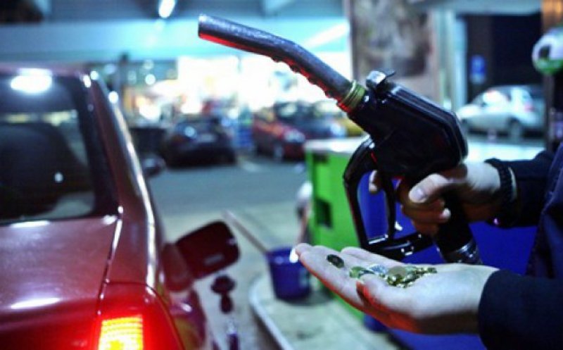 Bucuria șoferilor! Prețul benzinei scade la sub 5 lei pe litru