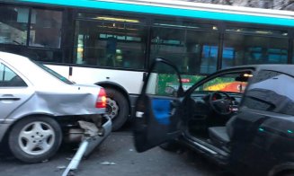 Blocaj în Mănăştur. Impact între un autobuz şi două maşini pe Calea Floreşti