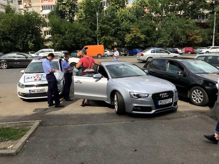 Românul cu plăcuţe „M...PSD” vrea în politică. La ce se pregăteşte să candideze