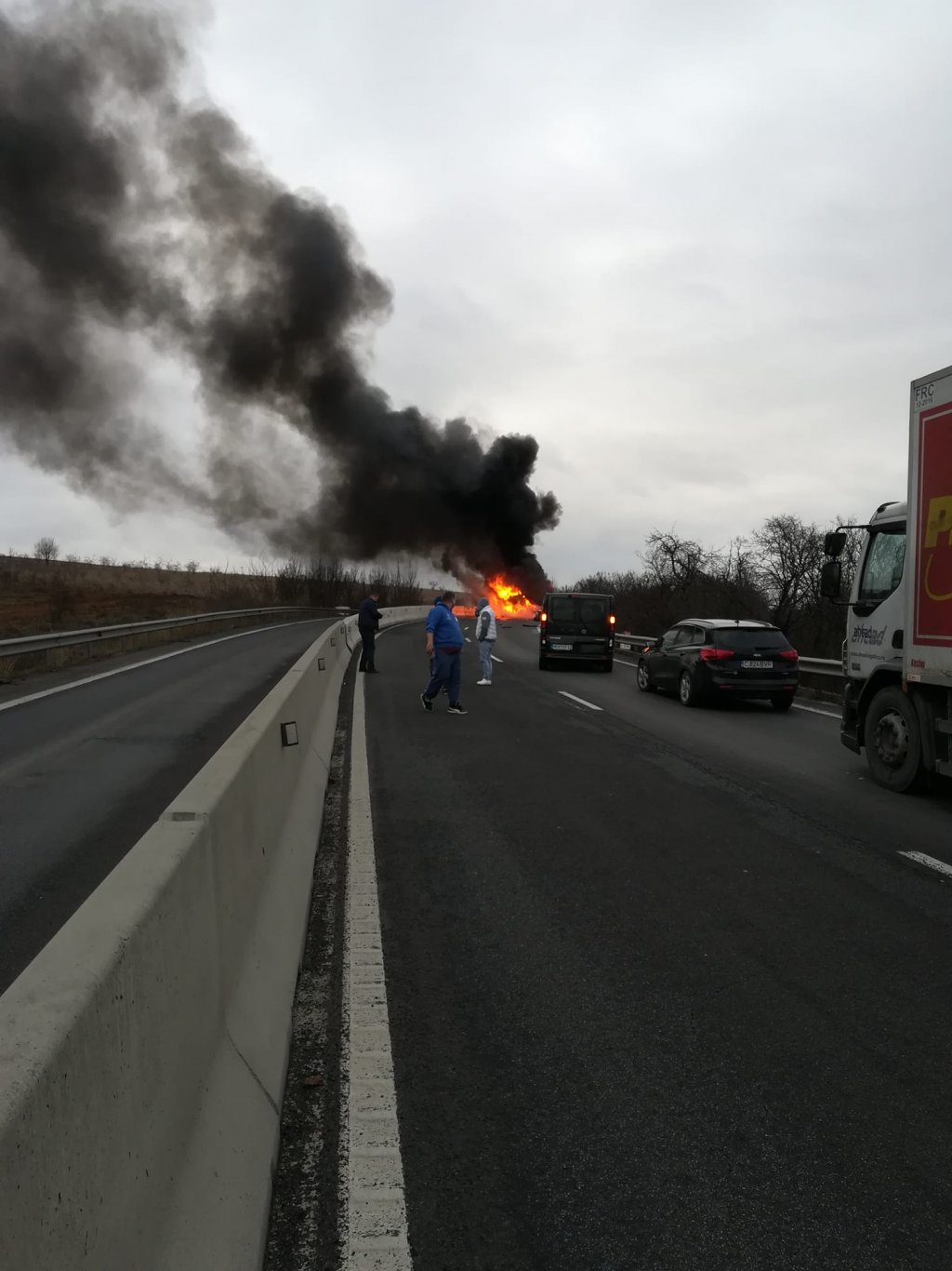 Trafic blocat de un camion în flăcări, lângă Cluj. S-a răsturnat şi a luat foc
