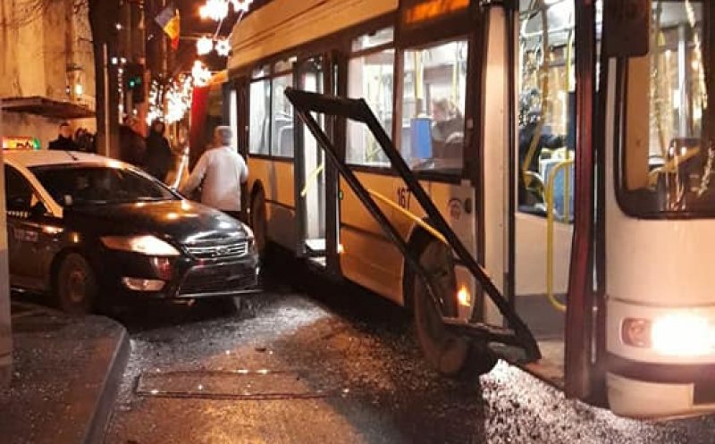Un taxi "s-a înfipt" într-un troleibuz, în centrul Clujului