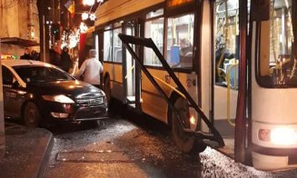 Un taxi "s-a înfipt" într-un troleibuz, în centrul Clujului