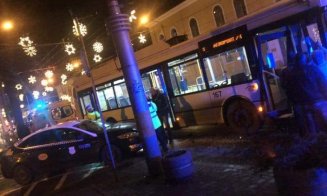 Un taxi "s-a înfipt" într-un troleibuz, în centrul Clujului