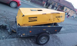 Dorel şi-a pierdut compresorul pe un drum din Cluj. Oare când îşi va seama? :)