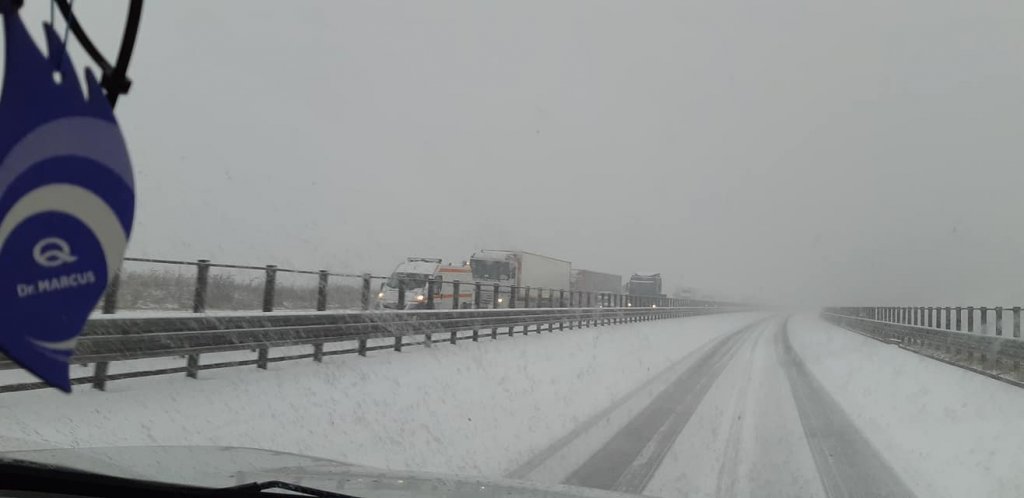 Vine iarna! Autostrada Transilvania, blocată de zăpadă