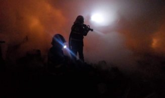 Au ars barăcile de la Pata Rât. 12 persoane, între care 6 copii, au rămas fără adăpost!