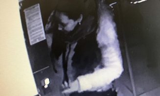 Recunoaşteţi persoana? Este căutată de poliţiştii din Cluj pentru metoda "Accidentul"