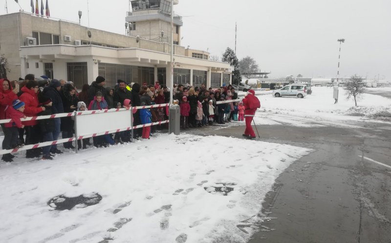 Zeci de copii l-au întâmpinat pe Moș Crăciun pe Aeroportul Cluj