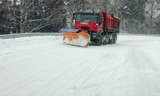 Utilajele de deszăpezire intervin la greu pe străzile Clujului. Au fost folosite peste 900 de tone de material antiderapant