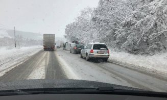 Utilajele de deszăpezire nu țin pasul cu ninsoarea. O dubiță s-a răsturnat la Cluj, din cauza drumului alunecos