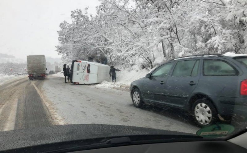 Utilajele de deszăpezire nu țin pasul cu ninsoarea. O dubiță s-a răsturnat la Cluj, din cauza drumului alunecos