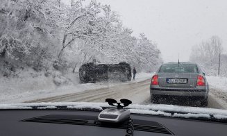 Utilajele de deszăpezire nu țin pasul cu ninsoarea. O dubiță s-a răsturnat la Cluj, din cauza drumului alunecos