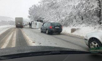 Utilajele de deszăpezire nu țin pasul cu ninsoarea. O dubiță s-a răsturnat la Cluj, din cauza drumului alunecos