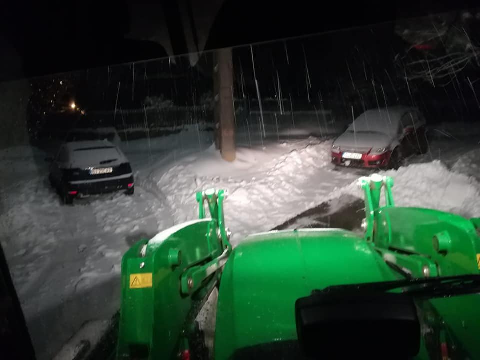 Baciu, sub nămeţi. Utilajele de deszăpezire, blocate de maşinile parcate pe trotuar. Oamenii aruncă zăpada din curţi în stradă