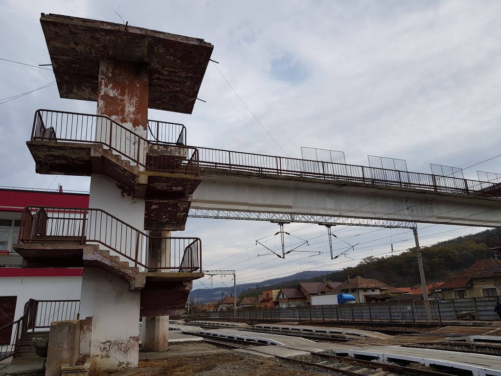 Pasarela pietonală din gara Gherla va fi modernizată