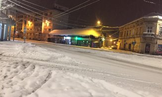 Clujul, sub nămeţi: străzi şi trotuare pline de zăpadă, pietoni care se chinuie să ajungă la treceri. Cum justifică primăria situaţia
