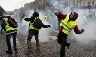 Haos pe autostrăzile din Franţa. „Vestele Galbene” au incendiat staţii de taxare