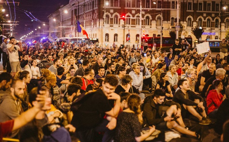 În stradă la Cluj, în prag de Crăciun.  "Fără ordonanțe! Jos mâinile de pe justiție şi de pe banii noștri"