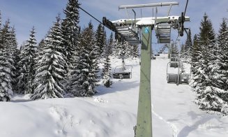 Debut de sezon ratat la Băișoara. Vântul a rupt cablurile Electrica și a blocat telescaunul în complexul Buscat