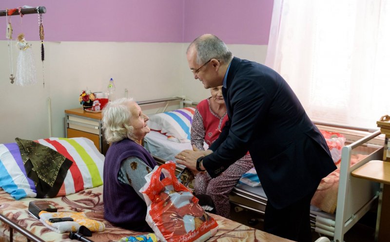 Emil Boc, Moş Crăciun pentru bătrânii de la centrul de îngrijire din oraș
