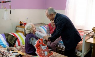 Emil Boc, Moş Crăciun pentru bătrânii de la centrul de îngrijire din oraș